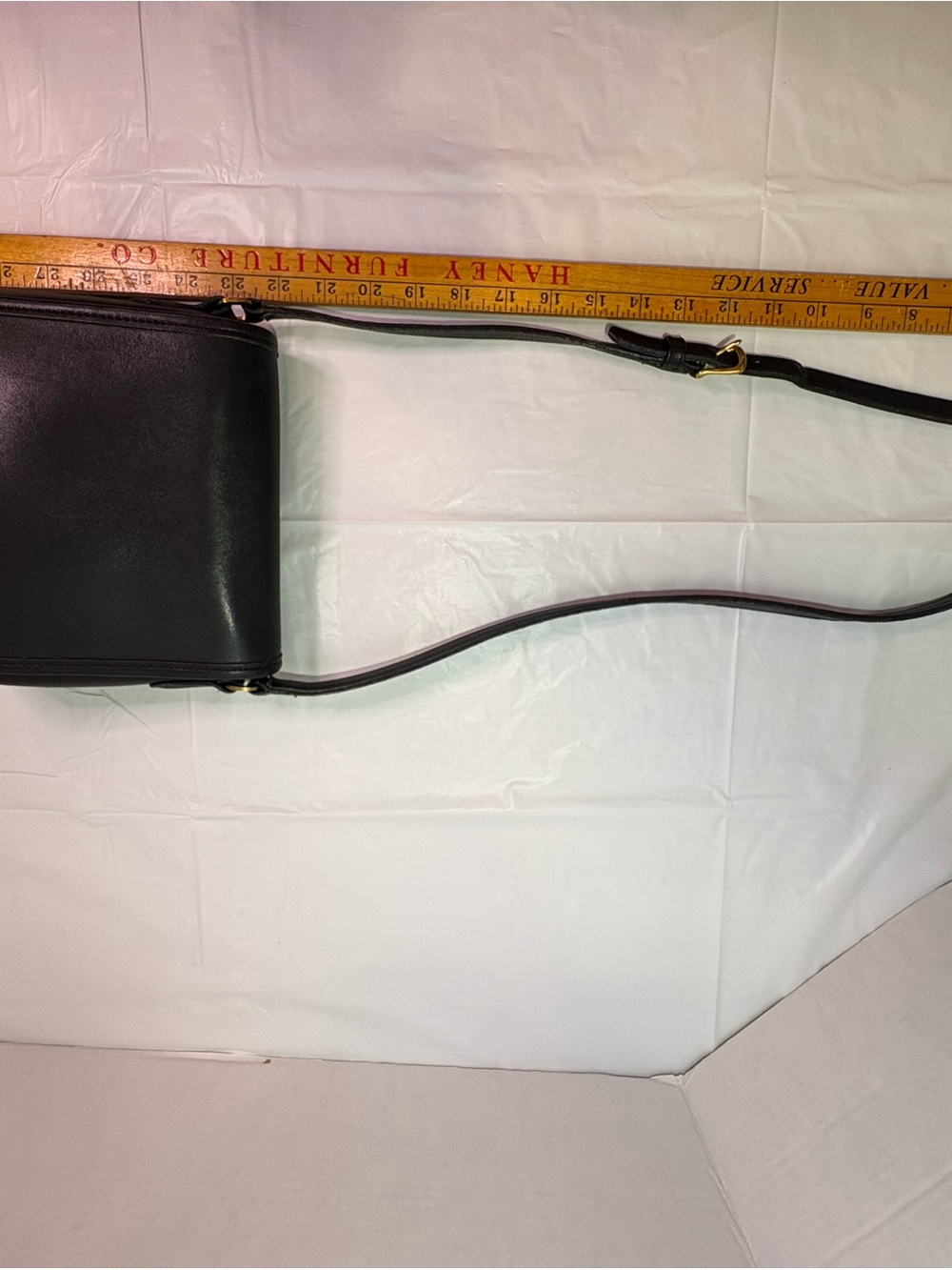 Vintage Classic Black Leather Crossbody Bag with Gold Turn-Lock - Picture 4 of 10